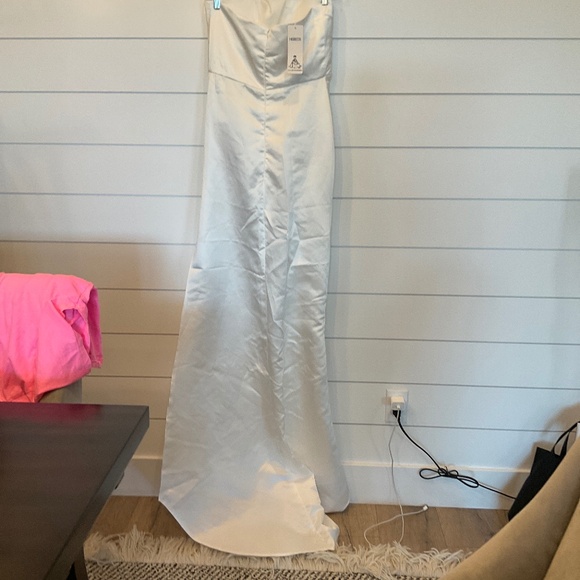 #0347 NWT HEMEOS WHITE STRAPLESS EVENING GOWN SIZE: 4-6 - Picture 2 of 2